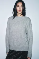 Jersey de corte oversize confeccionado en hilatura de cashmere 100%, con cuello redondo y manga larga.