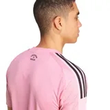 Camiseta de fútbol Adidas del Inter Miami CF, modelo Home 25/26, para hombre. Diseño a rayas verticales rosas y blanco con detalles en negro en cuello, mangas y hombros. Incluye logo de Adidas, escudo del club y sponsor en el frente.