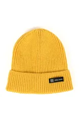 Gorro de lana tejido color lila con etiqueta negra con logo en el frente.