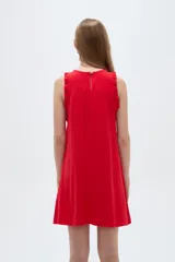 Vestido corto sin mangas en tono beige natural, con cuello redondo y volados delicados en las sisas.