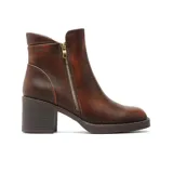 Bota corta de cuero color beige con cierre lateral metálico y taco cuadrado efecto madera.