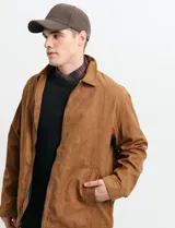 Campera de napa ecológica color tostado, con cierre frontal metálico, cuello camisero y bolsillos laterales.