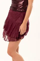 Pollera corta de encaje color bordó, con diseño de volados superpuestos y corte evasé.