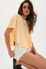 Remera corta de corte relajado y silueta holgada de la colección We The Free, confeccionada en una mezcla de lino y algodón con acabado jaspeado y cuello redondo.