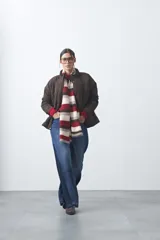 Campera acolchada de nylon color negro, con cuello alto, cierre frontal y botones a presión. Presenta un diseño de rombos y forro interior suave.