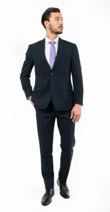 Traje de dos piezas compuesto por saco de dos botones con solapa clásica y pantalón de corte slim fit. Confeccionado en poliéster, presenta un diseño versátil y elegante.