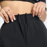 Pantalón de jogging negro con ajuste holgado, bolsillos laterales y logo de la marca bordado en la pierna izquierda. Cuenta con cintura elástica y puños acanalados en los tobillos.