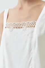 Top blanco de breteles anchos y escote cuadrado con detalle de bordado calado.