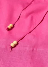 Vestido corto de lino en color fucsia, con diseño recto, cuello cuadrado y tirantes finos ajustables con lazo.