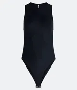 Body color marrón, sin mangas, con cuello halter y cierre en la entrepierna.