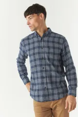 Camisa de viyela a cuadros en tonos rojo, azul y beige, de corte regular y manga larga.