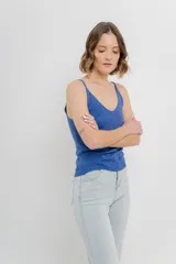 Top de punto con acabado brillante, de calce ajustado, con escote en V y breteles finos.