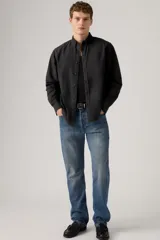 Camisa de manga larga color negro lavado, con cuello camisero con botones y cierre frontal abotonado.