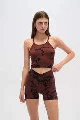 Top de bretel fino, color marrón con estampado tie-dye en negro, ajustado al cuerpo y cuello redondo.