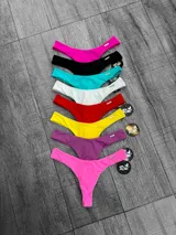 Parte inferior de bikini tipo colaless, de tiro bajo y cobertura mínima, disponible en varios colores sólidos.