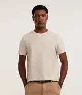Remera masculina de corte regular, color beige melange, con cuello redondo, manga corta y textura horizontal.