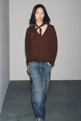 Jersey de punto confeccionado en 100% lana, con escote en pico y manga larga. Presenta acabados en rib en puños y bajo.