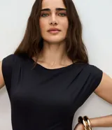 Body Cortelle de poliamida color negro, con escote canoa, diseño sin mangas, pliegues drapeados en los hombros y corte ajustado slim fit.