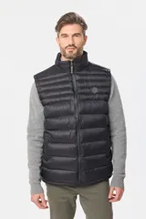 Chaleco negro capitoneado con cierre frontal y cuello alto.