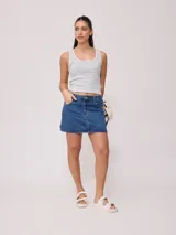 Musculosa blanca a rayas horizontales azules, de corte ajustado y breteles anchos.