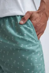 Short de baño de corte clásico con estampado de palmeras pequeñas en color verde. Cuenta con cintura elástica y cordón ajustable.