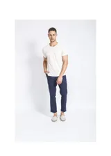 Pantalón de vestir azul marino, de corte recto, con bolsillos laterales y traseros. Se ajusta a la cintura con cinturón de cuero marrón.