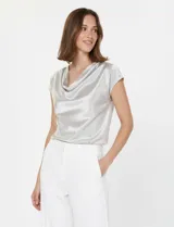 Blusa plateada de satén con cuello drapeado y espalda tejida.