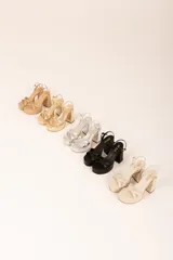 Sandalias de cuero sintético color manteca, con plataforma y tacón bloque. Presentan tiras cruzadas en el empeine y pulsera con hebilla al tobillo.