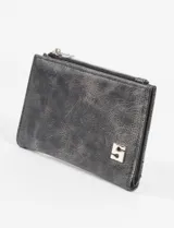 Billetera rectangular de cuero vegano en color fucsia, con acabado texturizado tipo gastado. Cuenta con cierre superior metálico y placa con logo en el frente.