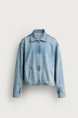 Cazadora de denim de algodón con efecto lavado, corte cropped, cuello solapa, cierre frontal con cremallera de doble dirección, manga larga con puños abotonados y bolsillos laterales.