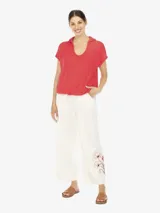 Buzo rojo de punto con capucha y escote redondo.