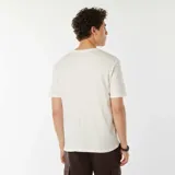 Camiseta blanca de manga corta con cuello redondo y estampado frontal de palmeras y el texto "Malibu Beach Bluewater Road 90265 / California".