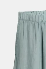 Pantalón barrel negro confeccionado en 100% lino, con tiro medio y cintura elástica fruncida. Cuenta con bolsillos laterales y falsos bolsillos de vivo en la espalda, de corte amplio y holgado.