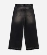 Pantalón de jean modelo super baggy, con corte ancho y recto, cintura alta con trabillas y terminación deshilachada en el ruedo. Presenta un lavado con efecto desgastado y bolsillos funcionales.