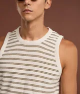 Musculosa de punto texturizado de la marca Marfinno, color beige con rayas horizontales finas en tono oscuro, de corte sin mangas con cuello redondo.