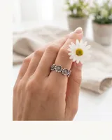 Anillo de plata 925 con diseño de cinta formado por una serie de flores pequeñas unidas entre sí.
