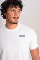 Remera de manga corta y cuello redondo, color blanco, con logo de la marca Original Penguin estampado en pequeño en el pecho.
