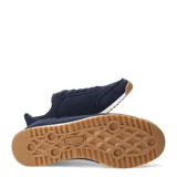 Championes urbanos Umbro modelo Omni, color azul marino, con logo lateral en blanco y suela de goma color caramelo.