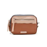 Cartera bandolera de cuero sintético color marrón con detalles en beige y negro. Tiene correa larga regulable, cierre superior y bolsillo frontal con cierre.