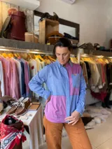 Camisa de algodón liviano con diseño patchwork en tonos celeste y rosado, de manga larga, cuello camisero y bolsillo frontal con parche.