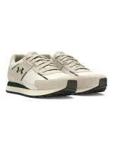 Championes Under Armour Essential Runner de diseño retro, confeccionados con una combinación de nailon ligero y revestimientos de gamuza. Presentan una entresuela de EVA acolchada, plantilla de espuma de lujo y suela de goma completa para mayor tracción. El diseño destaca por su paleta de colores neutros con detalles en verde oscuro en el logo y la entresuela.