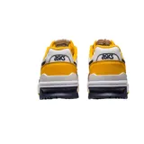 Championes Asics modelo EX89, de diseño retro inspirado en el básquetbol, con combinación de colores blanco y negro. Presentan una estructura de cuero con perforaciones en la puntera, cordones al tono y suela de goma resistente.