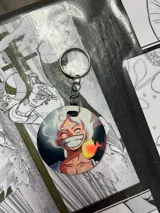 Llavero circular de MDF con estampado a color del personaje Luffy en su transformación Gear 5 de la serie One Piece.