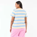 Camiseta de manga corta con cuello redondo, diseño a rayas horizontales en tonos azul y crema, y estampa frontal con la palabra 'HOLA' en color rosa.