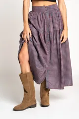 Falda midi de algodón con estampado de cuadros gingham en tonos rosa y azul marino. Tiene corte acampanado, cintura alta y botonadura frontal.