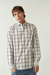Camisa blanca a cuadros azules y grises, de manga larga y corte slim fit.