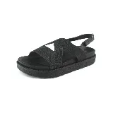 Sandalias bajas color ladrillo con tiras anchas cruzadas en el empeine y tira trasera con hebilla.