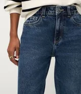 Pantalón de jean con corte recto, tiro medio y cierre frontal con botón y cremallera. Cuenta con bolsillos laterales y traseros, además de trabillas para cinturón.