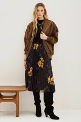 Campera bomber de corte holgado en color marrón, con cuello, puños y ruedo de tejido elástico acanalado. Presenta cierre frontal y diseño de mangas con volumen.