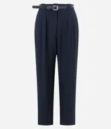 Pantalón de corte recto confeccionado en tejido crepé, con pliegues frontales, trabillas para cinturón y cinturón incluido de poliuretano.